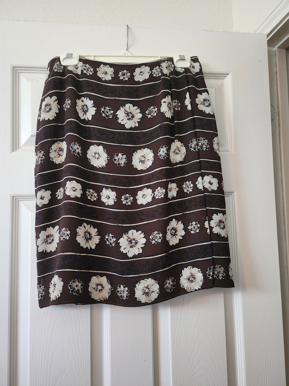 Chaus Vintage Elegant Brown Floral Pencil Skirt - White Floral Print